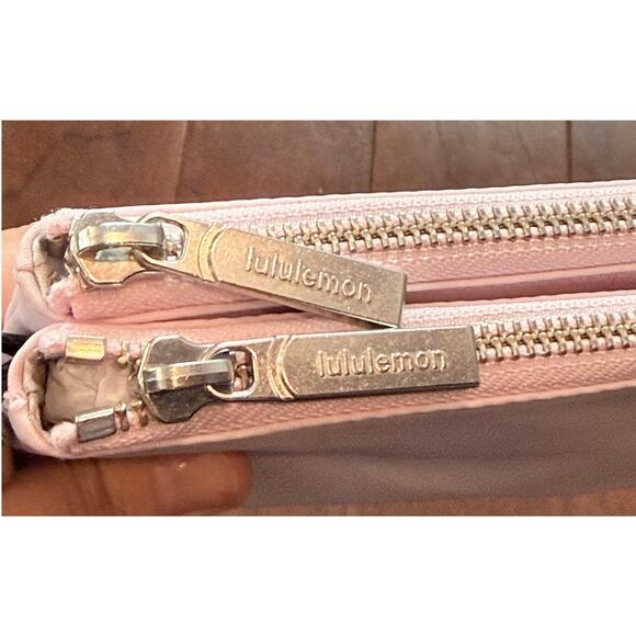 Lululemon Curved Wristlet Clutch W9FZ4S in MEPK Meadowsweet Pink NWT - Picture 4 of 13